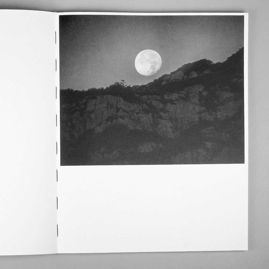 Between the Mountain and the River by Rick van der Klooster - Tipi bookshop