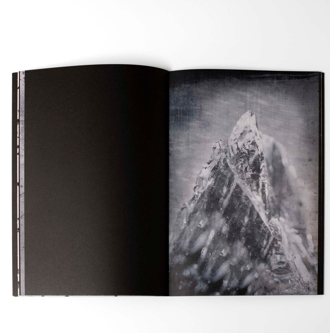 Gravity fields by Rienk De Vries - Tipi bookshop