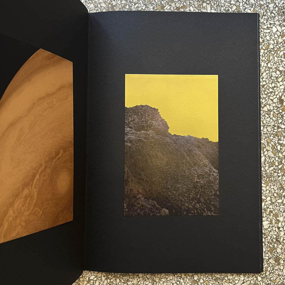 Gravity fields by Rienk De Vries - Tipi bookshop