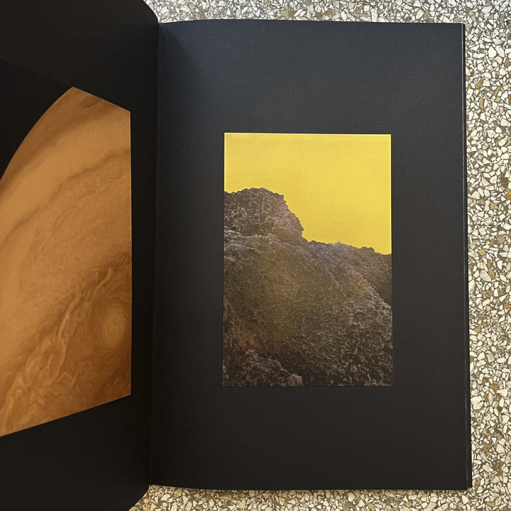 Gravity fields by Rienk De Vries - Tipi bookshop